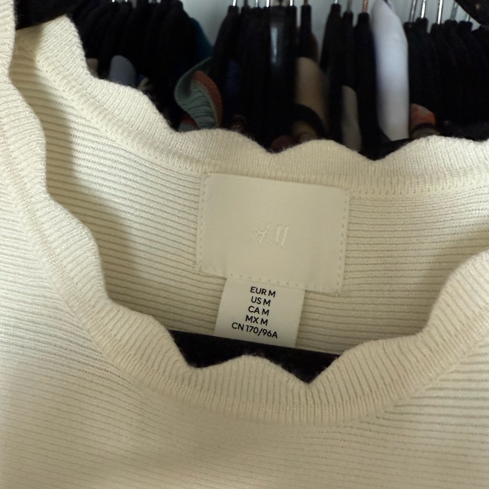 H&M SCALLOPED MINI DRESS - Picture 3 of 6